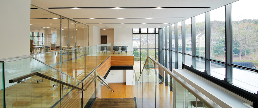 中央の階段から2Fのオフィスへ。自然の緑に癒され開放感のある空間が広がります。